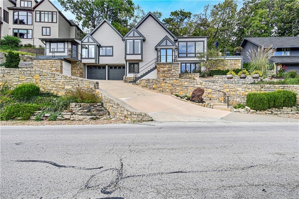 140 Lakeshore Drive W — photo 2