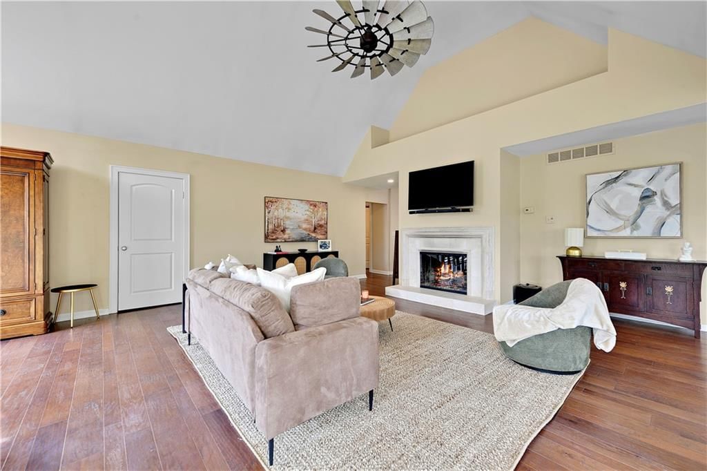 140 Lakeshore Drive W — photo 11