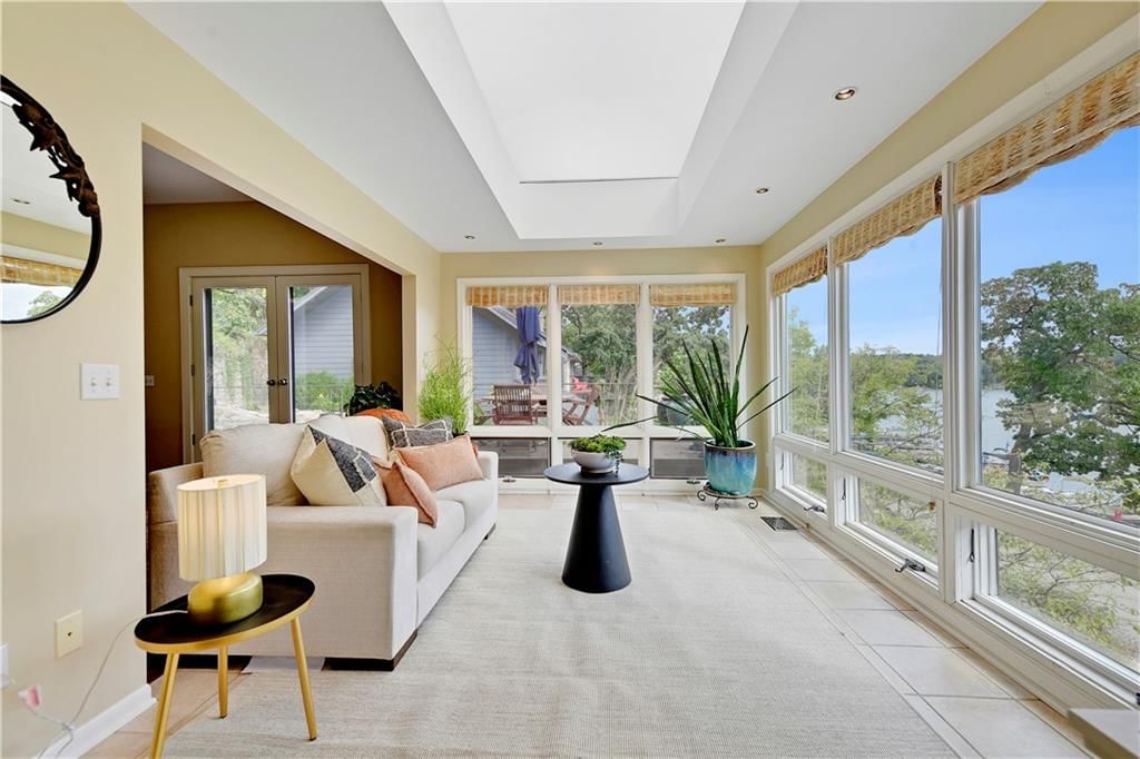 140 Lakeshore Drive W — photo 12