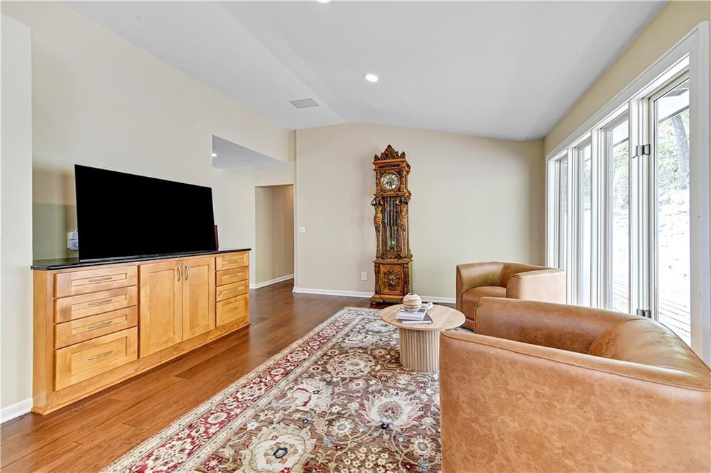 140 Lakeshore Drive W — photo 22