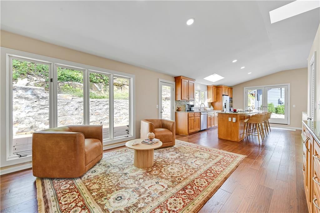 140 Lakeshore Drive W — photo 23