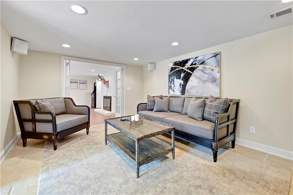 140 Lakeshore Drive W — photo 44