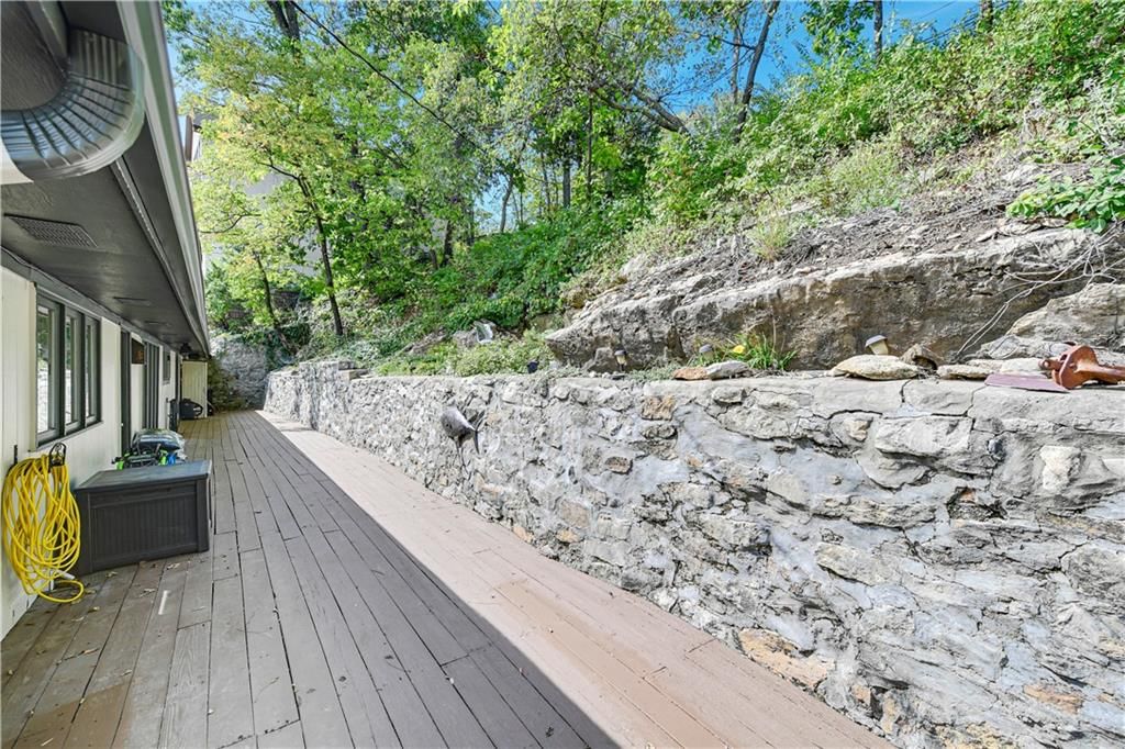 140 Lakeshore Drive W — photo 47