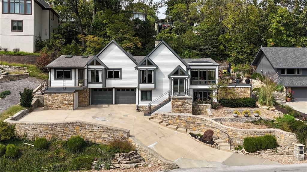 140 Lakeshore Drive W — photo 56