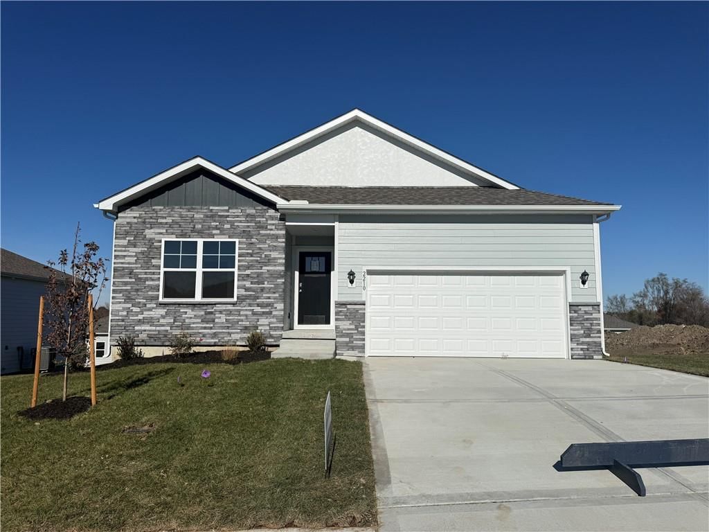 2210 Crestview Place, Raymore, MO