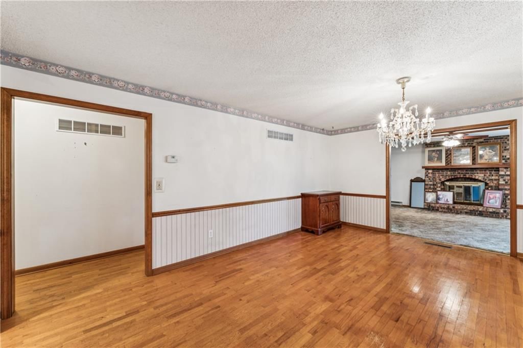 915 S Locust Street — photo 7