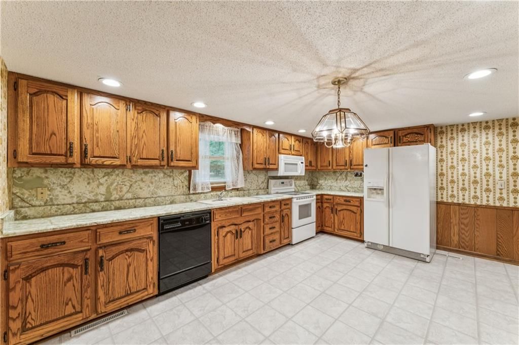 915 S Locust Street — photo 16