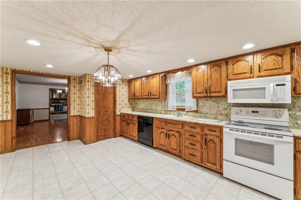 915 S Locust Street — photo 17