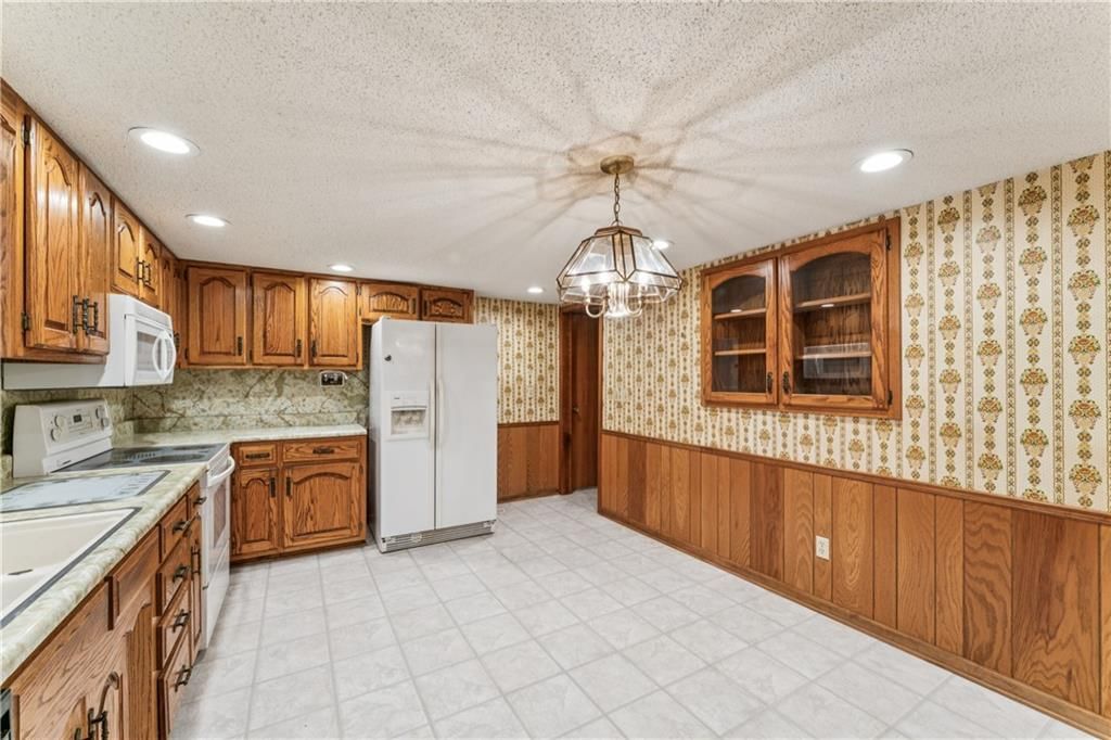 915 S Locust Street — photo 18