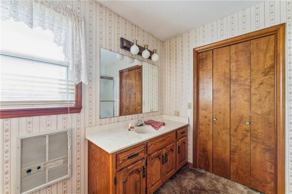 915 S Locust Street — photo 25