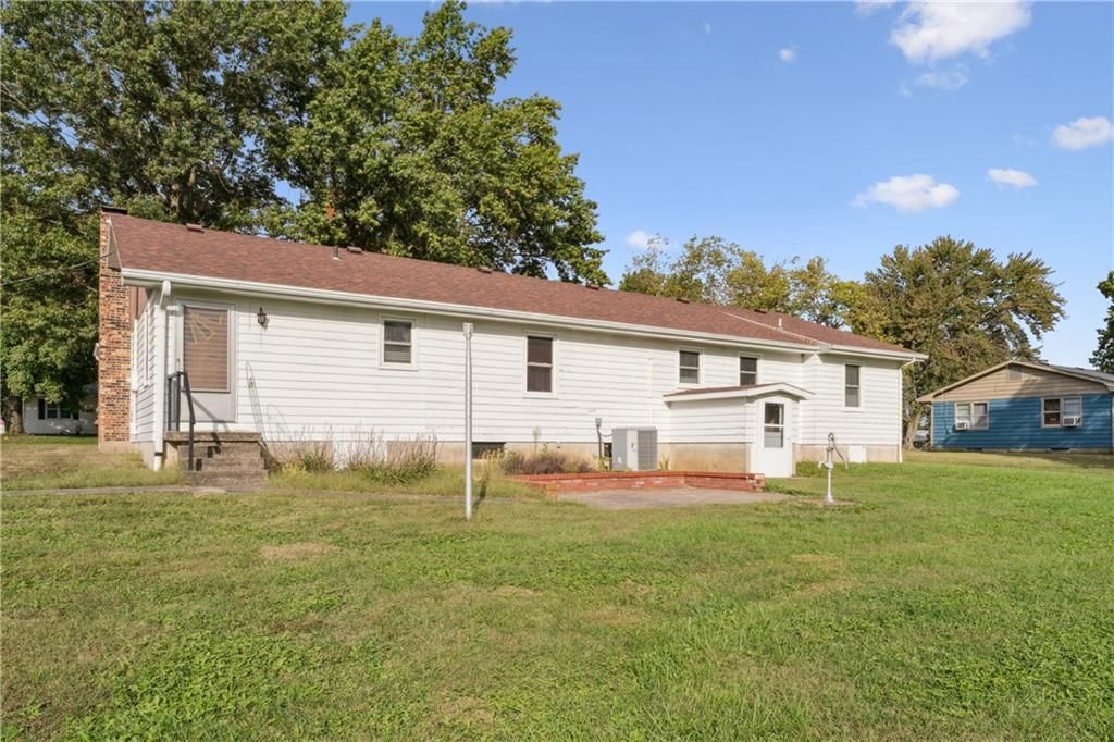915 S Locust Street — photo 47