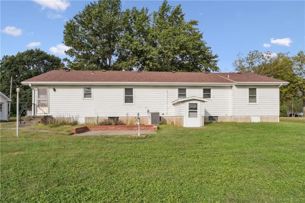 915 S Locust Street — photo 48