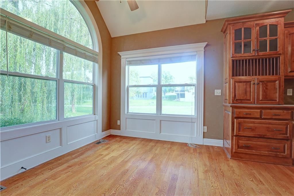 Photo 5 of 34 - 2110 NE Colonnade Avenue