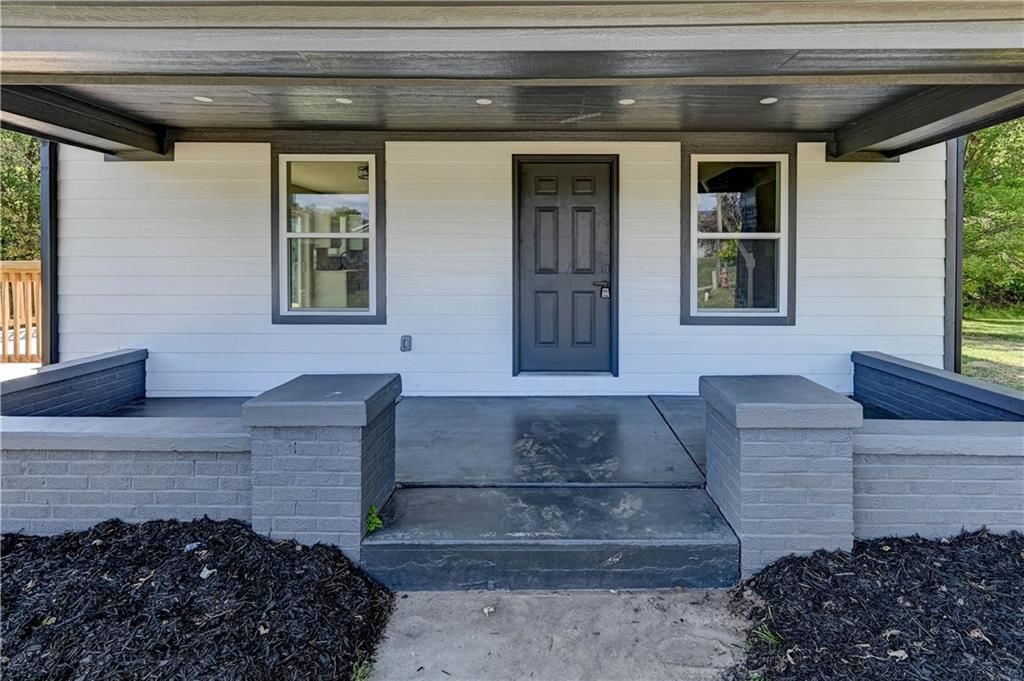 108 N McCart Street — photo 2