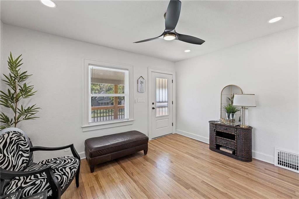 1864 Glendale Avenue — photo 9