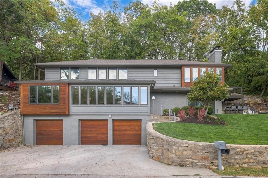 132 Lakeshore Drive W — photo 1