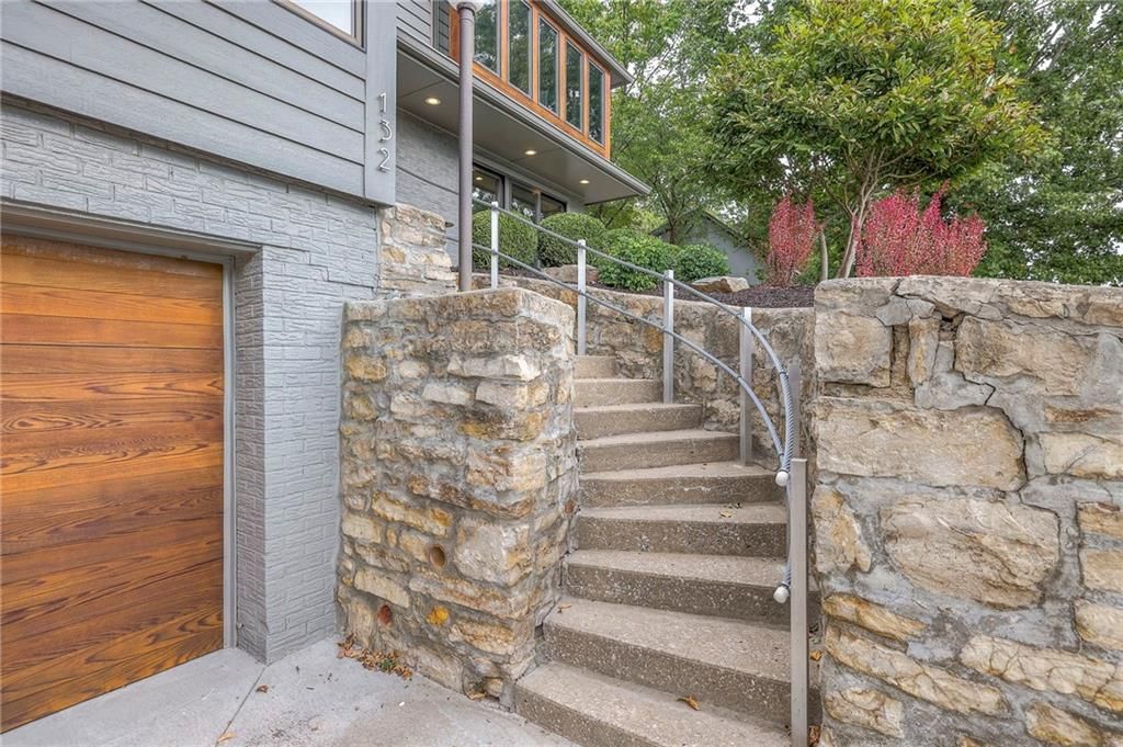 132 Lakeshore Drive W — photo 2