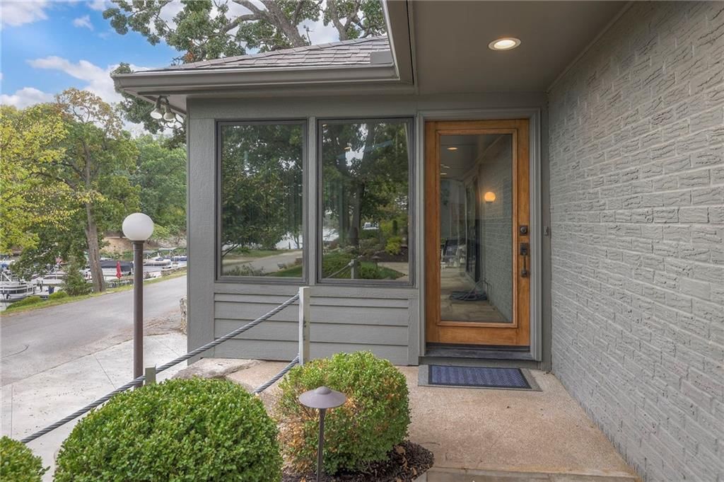 132 Lakeshore Drive W — photo 3