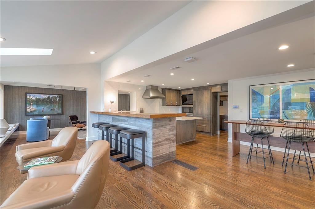 132 Lakeshore Drive W — photo 4