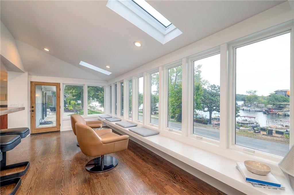 132 Lakeshore Drive W — photo 5