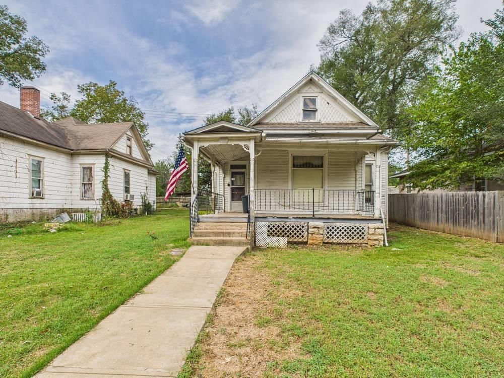 108 N Crawford Street — photo 2