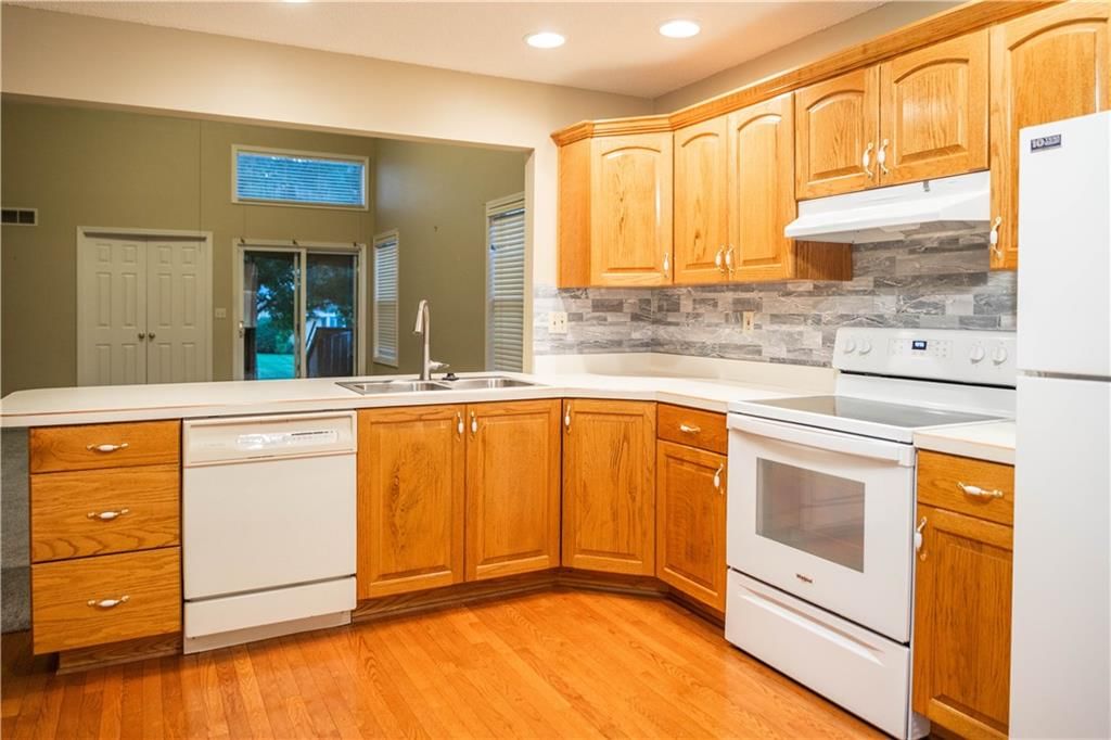 1618 The Oaks Street — photo 9