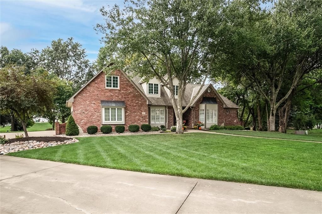 610 W Willow Lane — photo 1