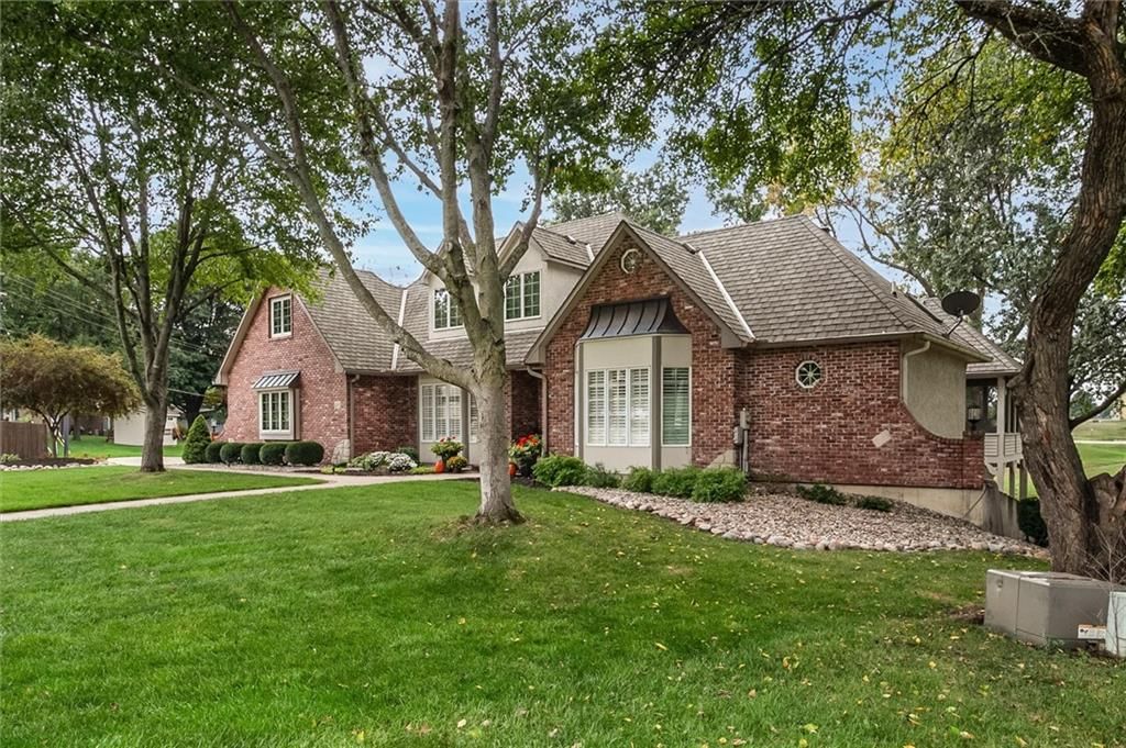 610 W Willow Lane — photo 3