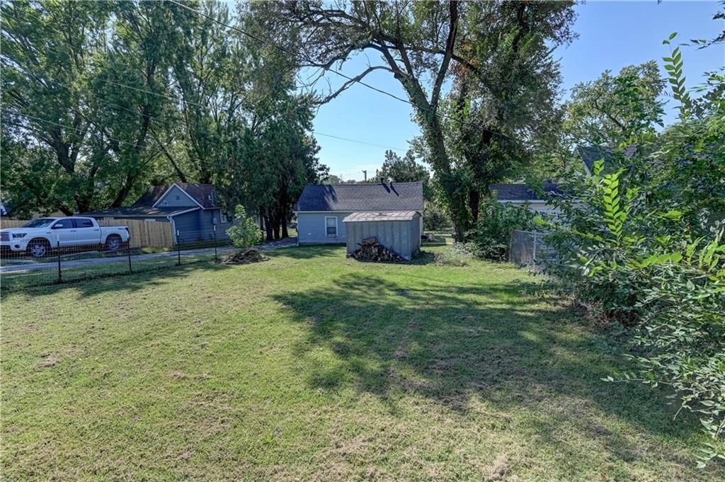 928 Dakota Street — photo 33
