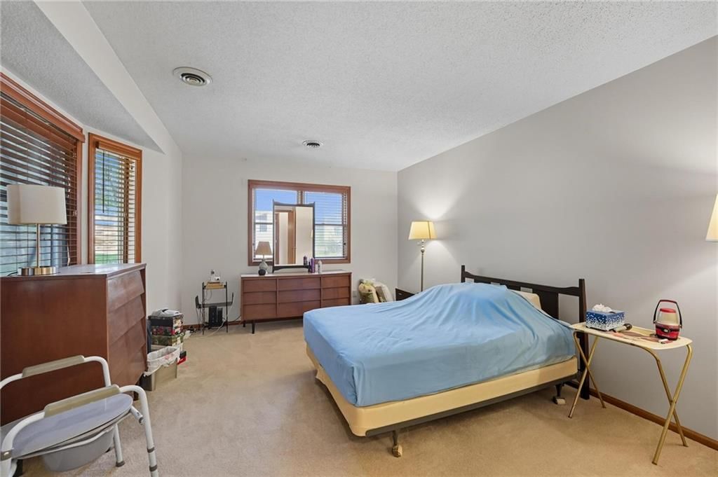 Photo 17 of 34 - 6614 N Revere Drive