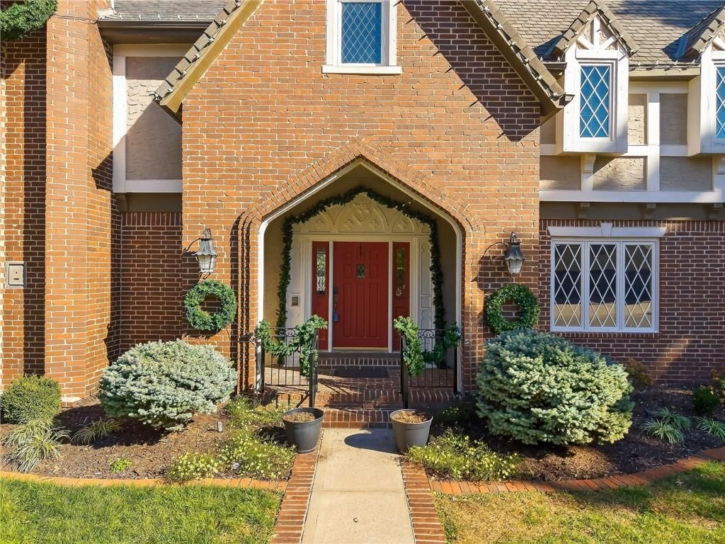 317 CAMELOT Drive — photo 3