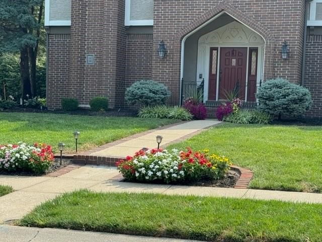 317 CAMELOT Drive — photo 4