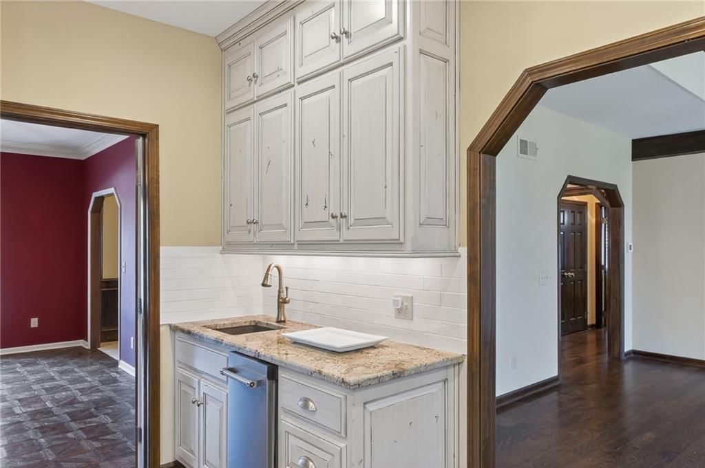 317 CAMELOT Drive — photo 23