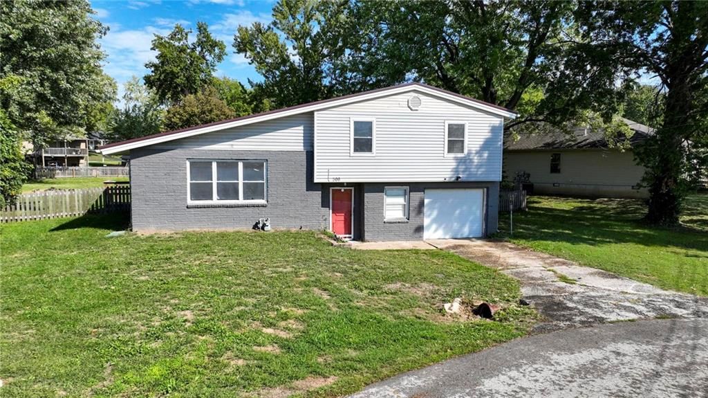 300 Crestview Drive — photo 2