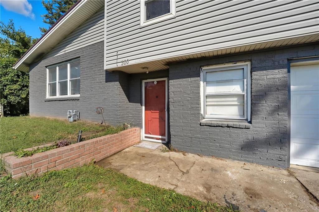 300 Crestview Drive — photo 3