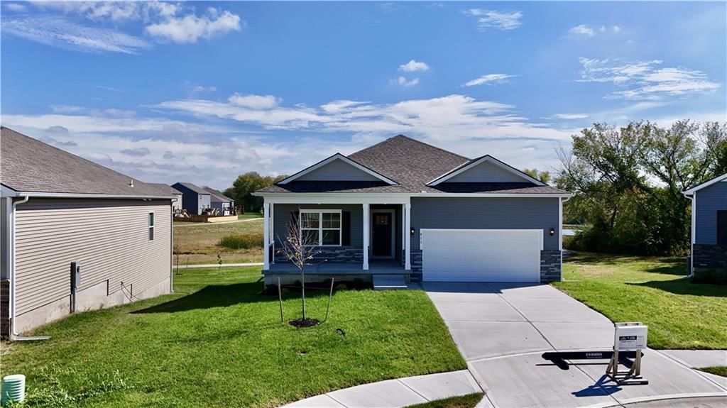 811 Bentley Drive — photo 2