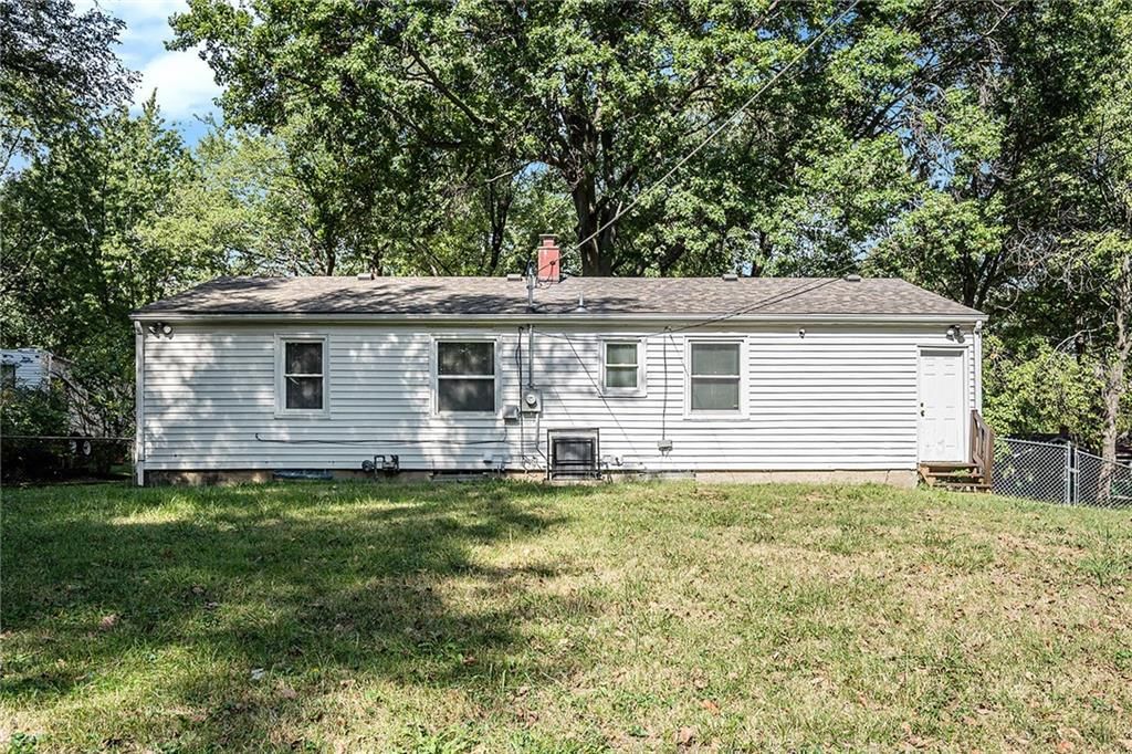 9111 Vaughn Avenue — photo 23