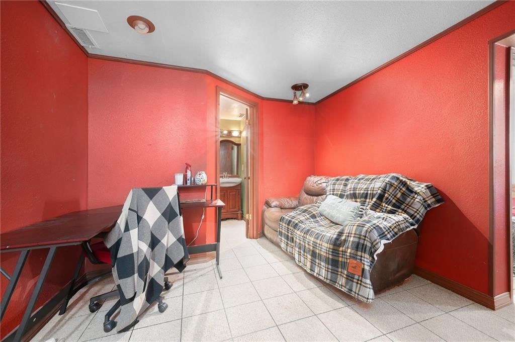 Photo 11 of 24 - 7609 NW 73rd Street
