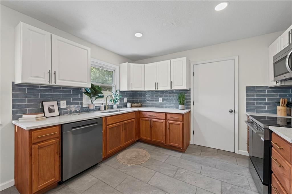 13122 Winchester Avenue — photo 10