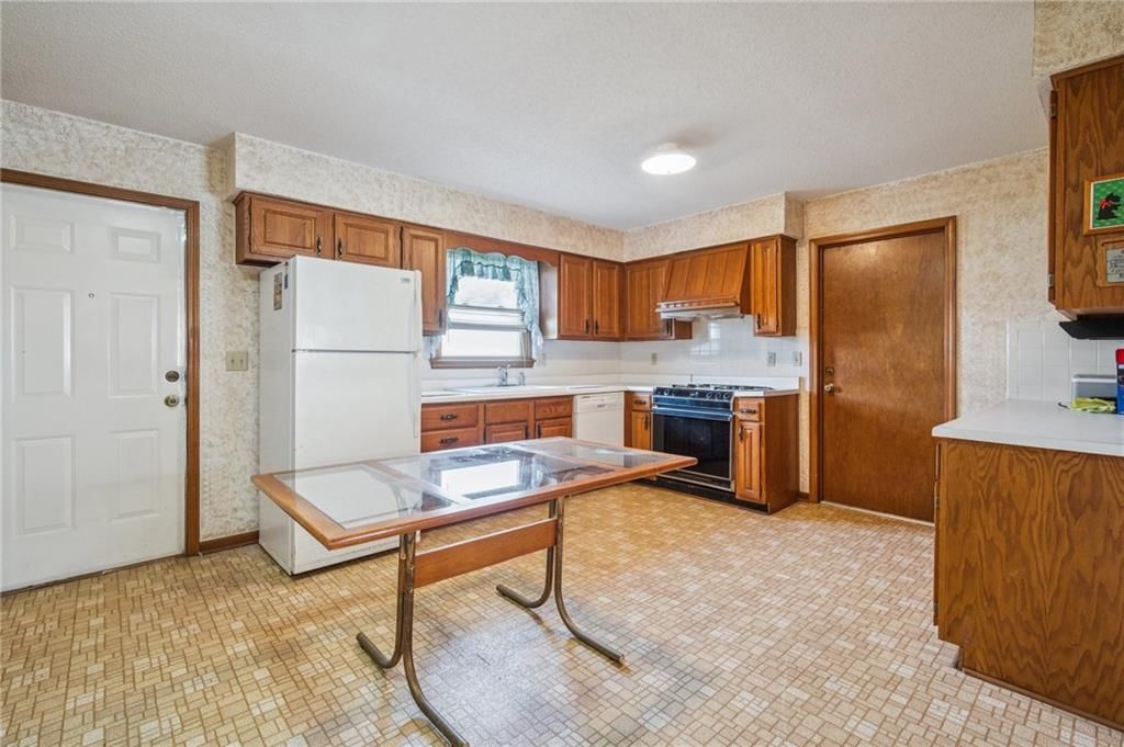 Photo 9 of 25 - 231 E 1st Street