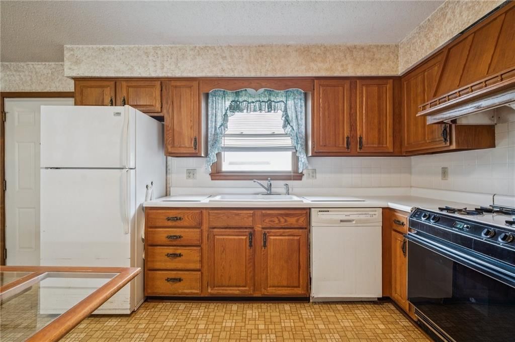 Photo 11 of 25 - 231 E 1st Street