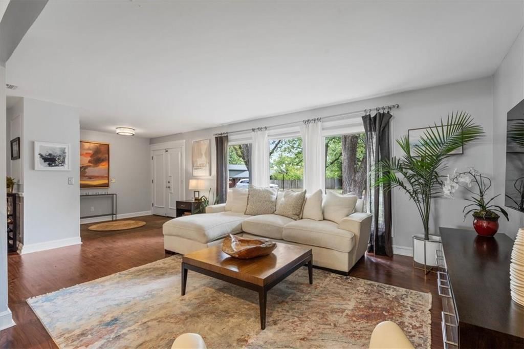 Photo 11 of 42 - 5516 W 87th Terrace