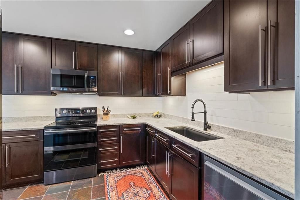 Photo 23 of 42 - 5516 W 87th Terrace