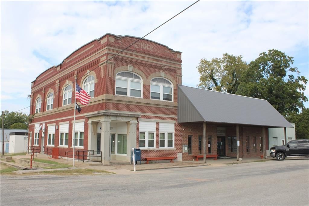 102 N Commercial Street — photo 1