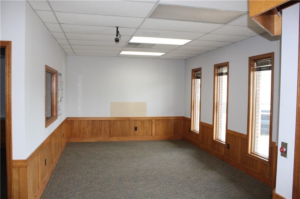 102 N Commercial Street — photo 14