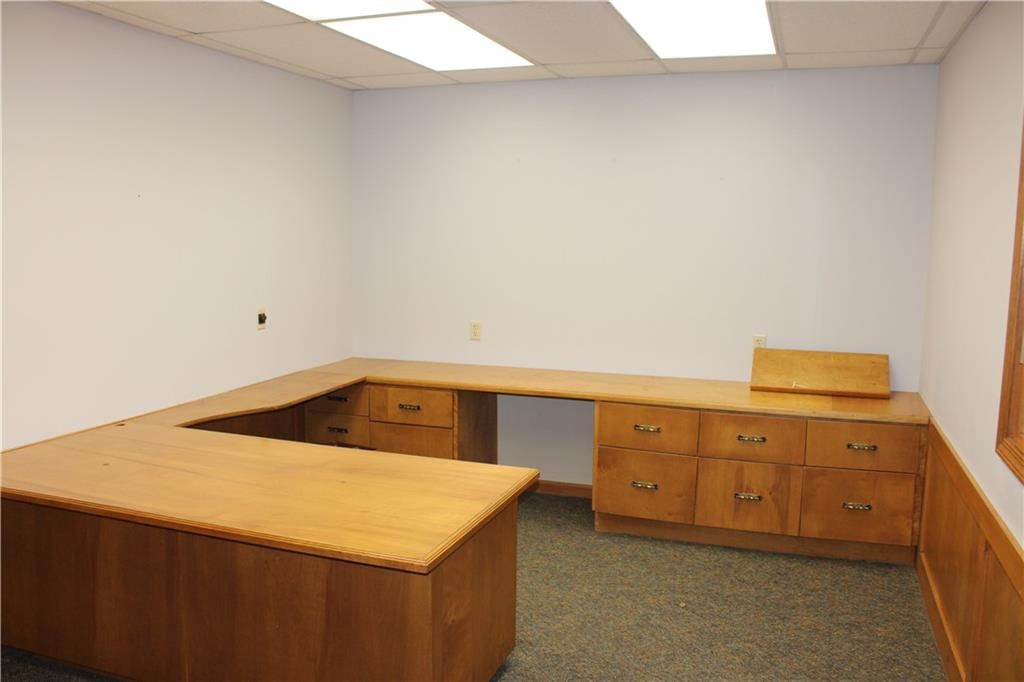 102 N Commercial Street — photo 16