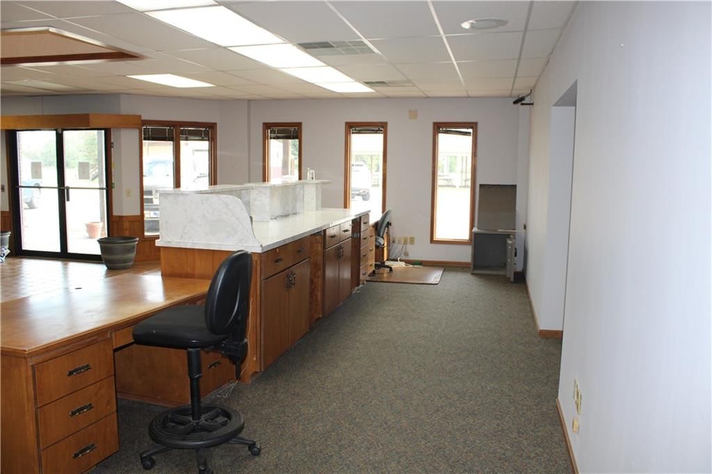 102 N Commercial Street — photo 24