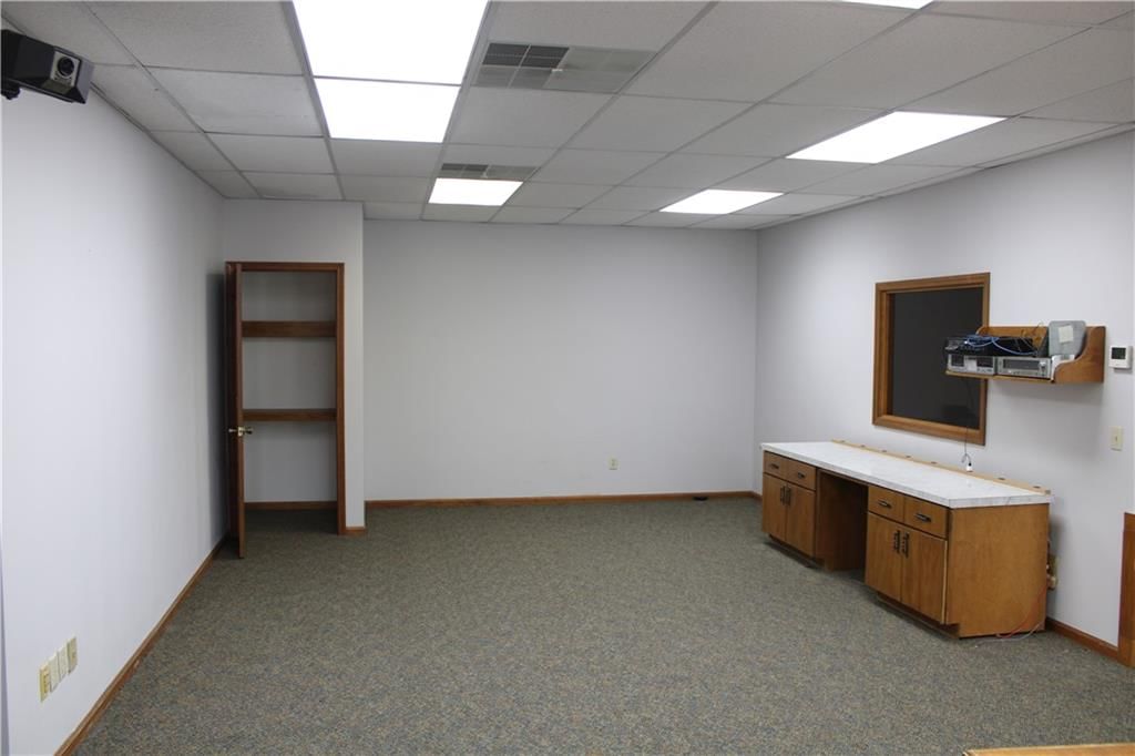 102 N Commercial Street — photo 26