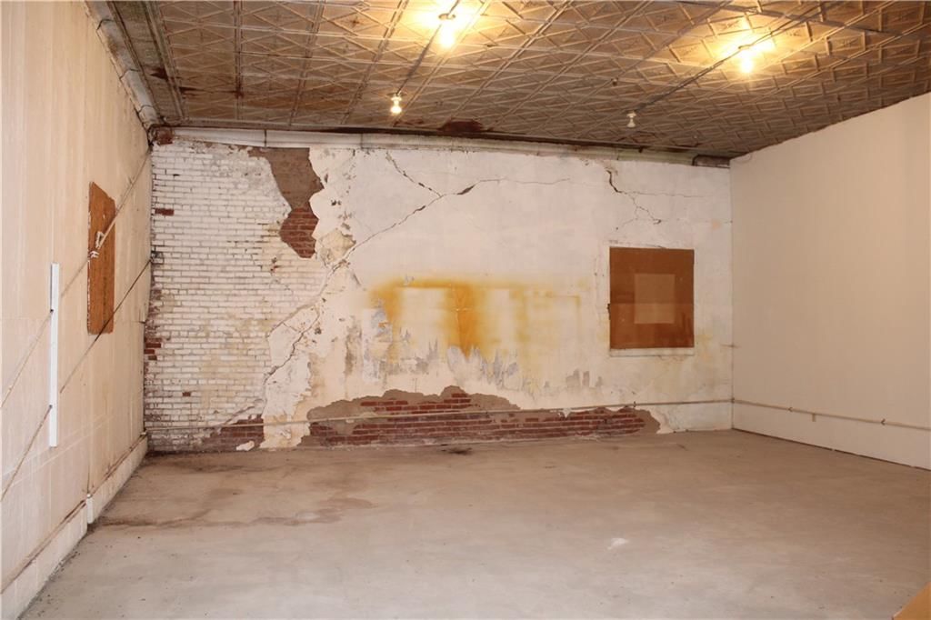102 N Commercial Street — photo 28