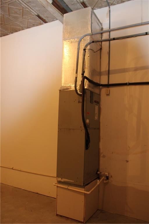 102 N Commercial Street — photo 30